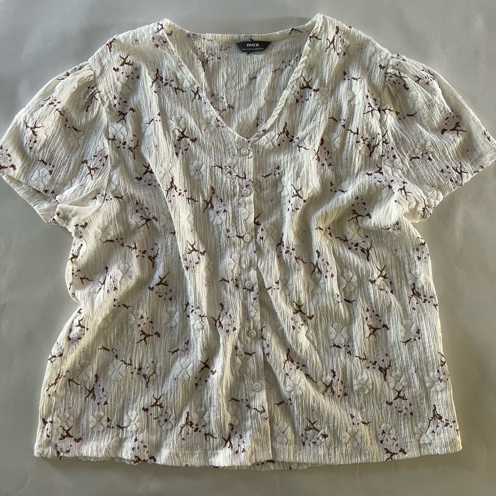 Floral Button-Up V-Neck Top - Picture 1 of 5